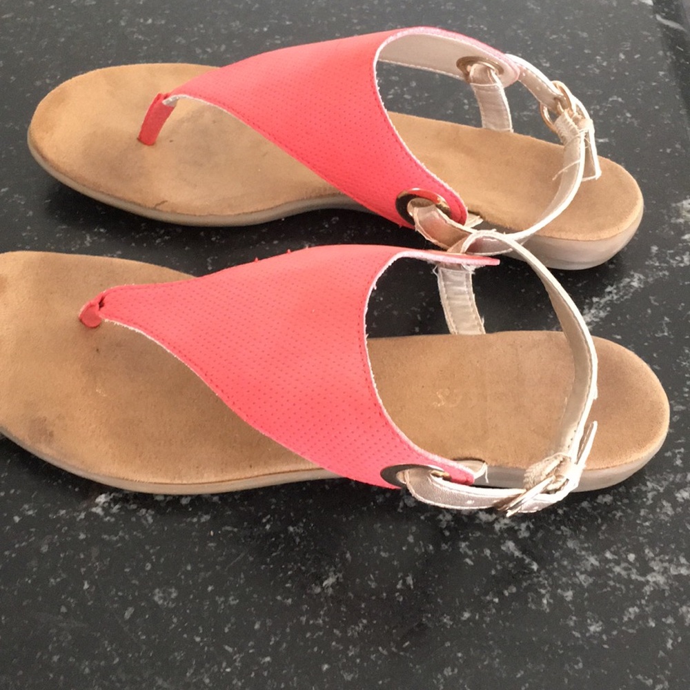 Pretty summer sandals! Used but in good condition!